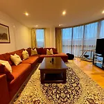 Paddington Lake Side 2Bed 2Bath Apartment