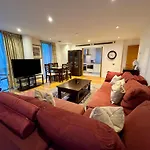 Paddington Lake Side 2Bed 2Bath Apartment