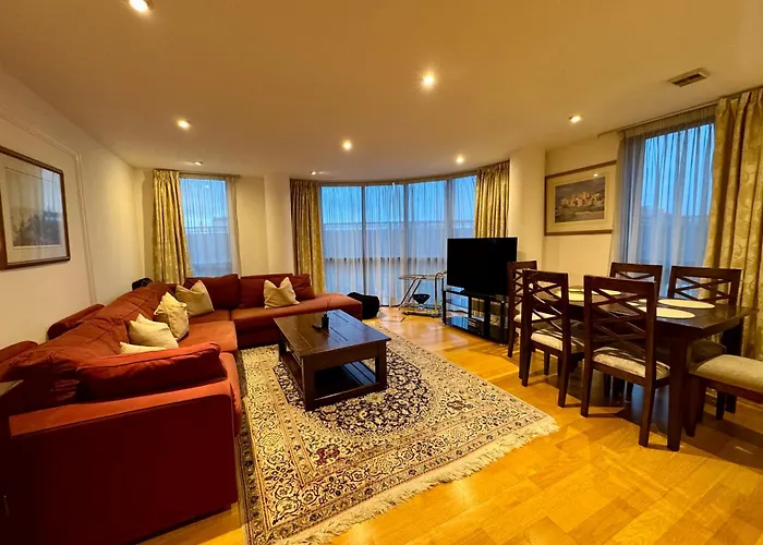 Paddington Lake Side 2Bed 2Bath Apartment