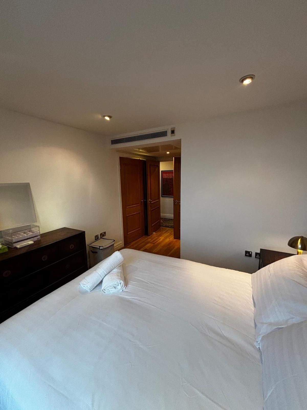Paddington Lake Side 2bed 2bath