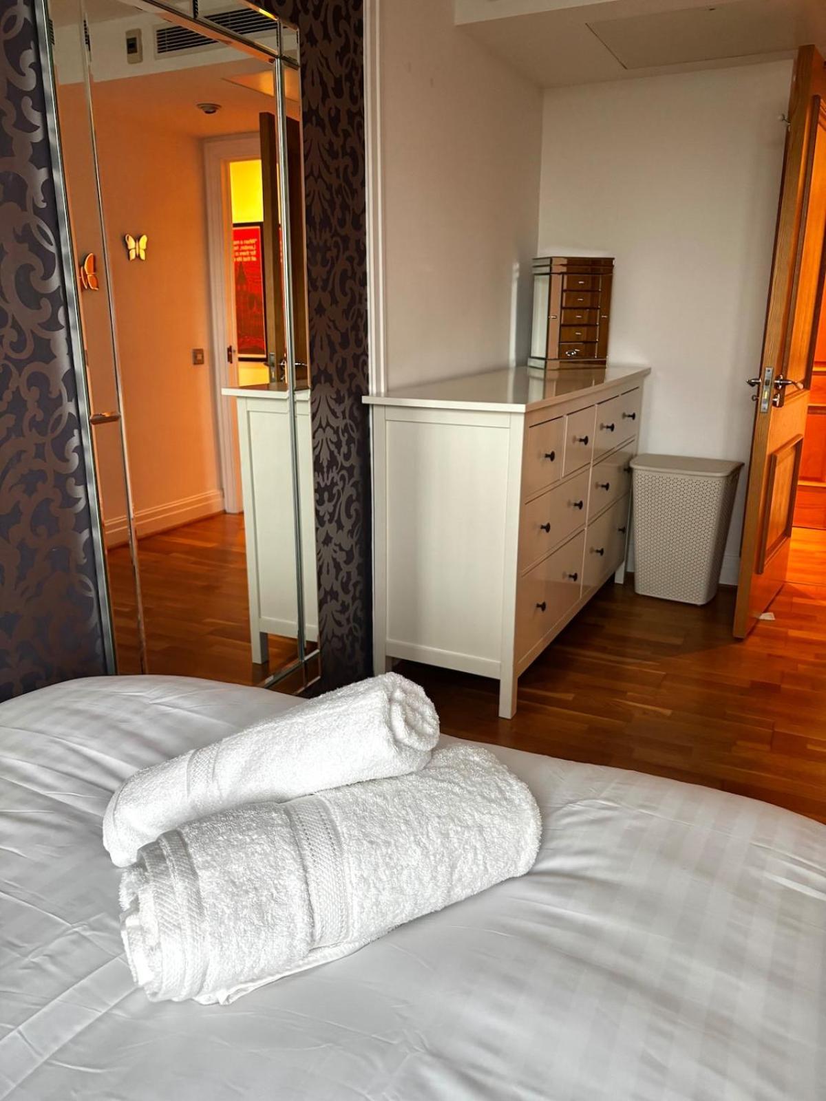 Paddington Lake Side 2bed 2bath Londra