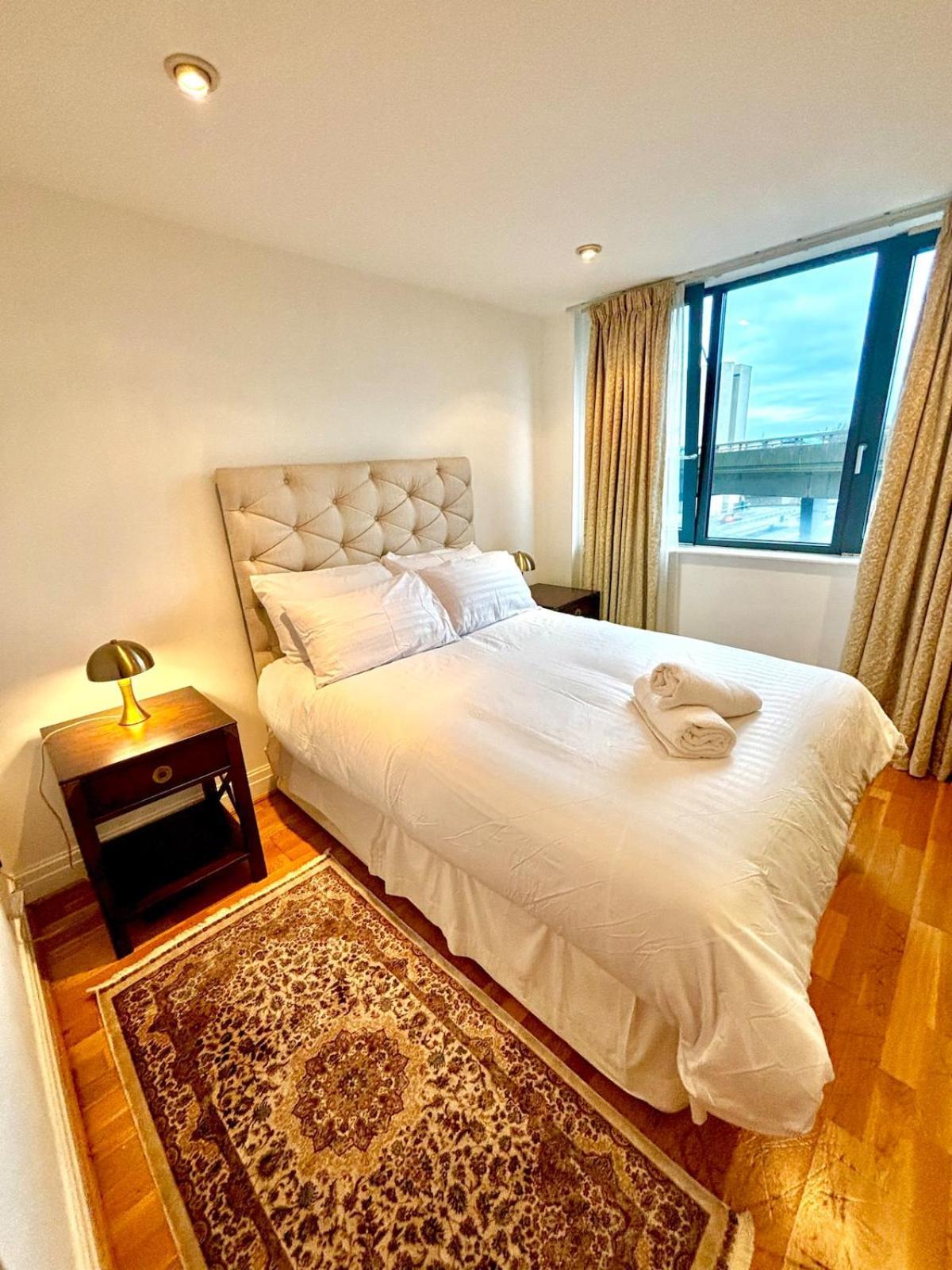 Paddington Lake Side 2bed 2bath