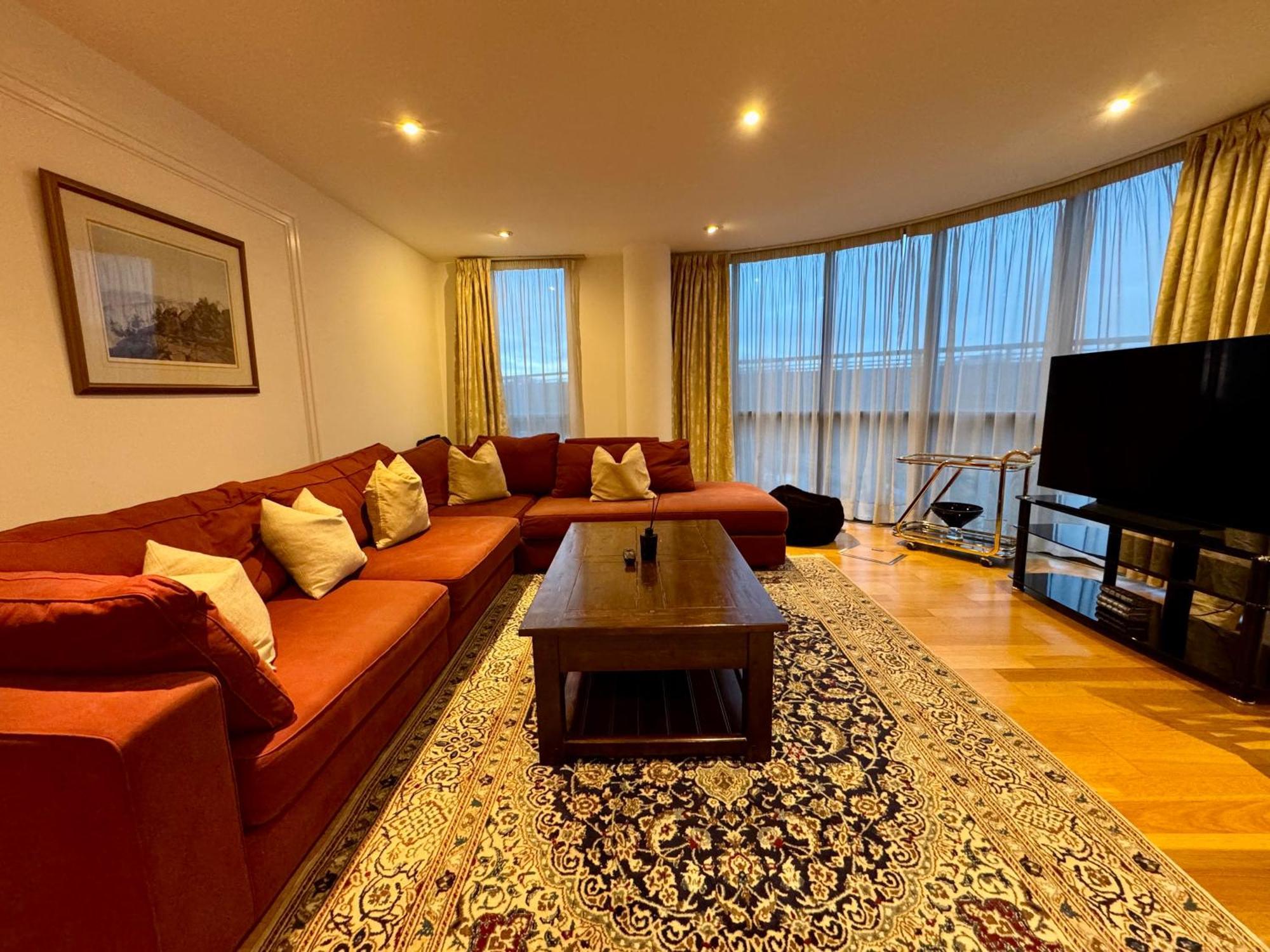 Paddington Lake Side 2bed 2bath