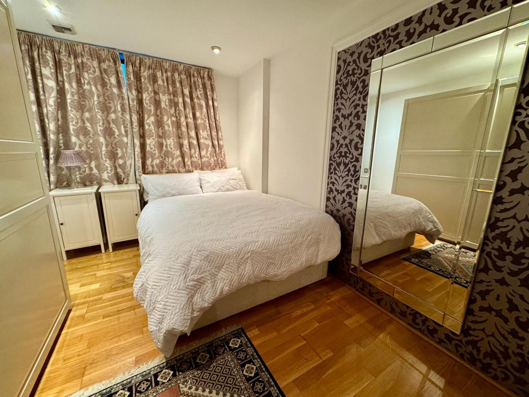 Paddington Lake Side 2bed 2bath