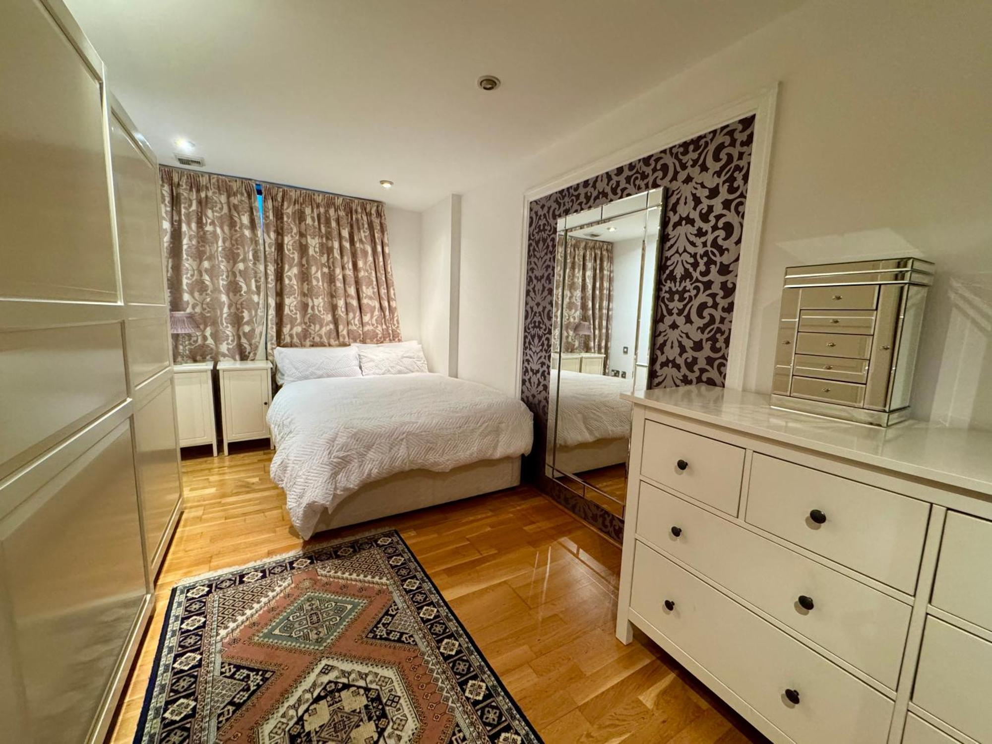 Paddington Lake Side 2bed 2bath Appartamento