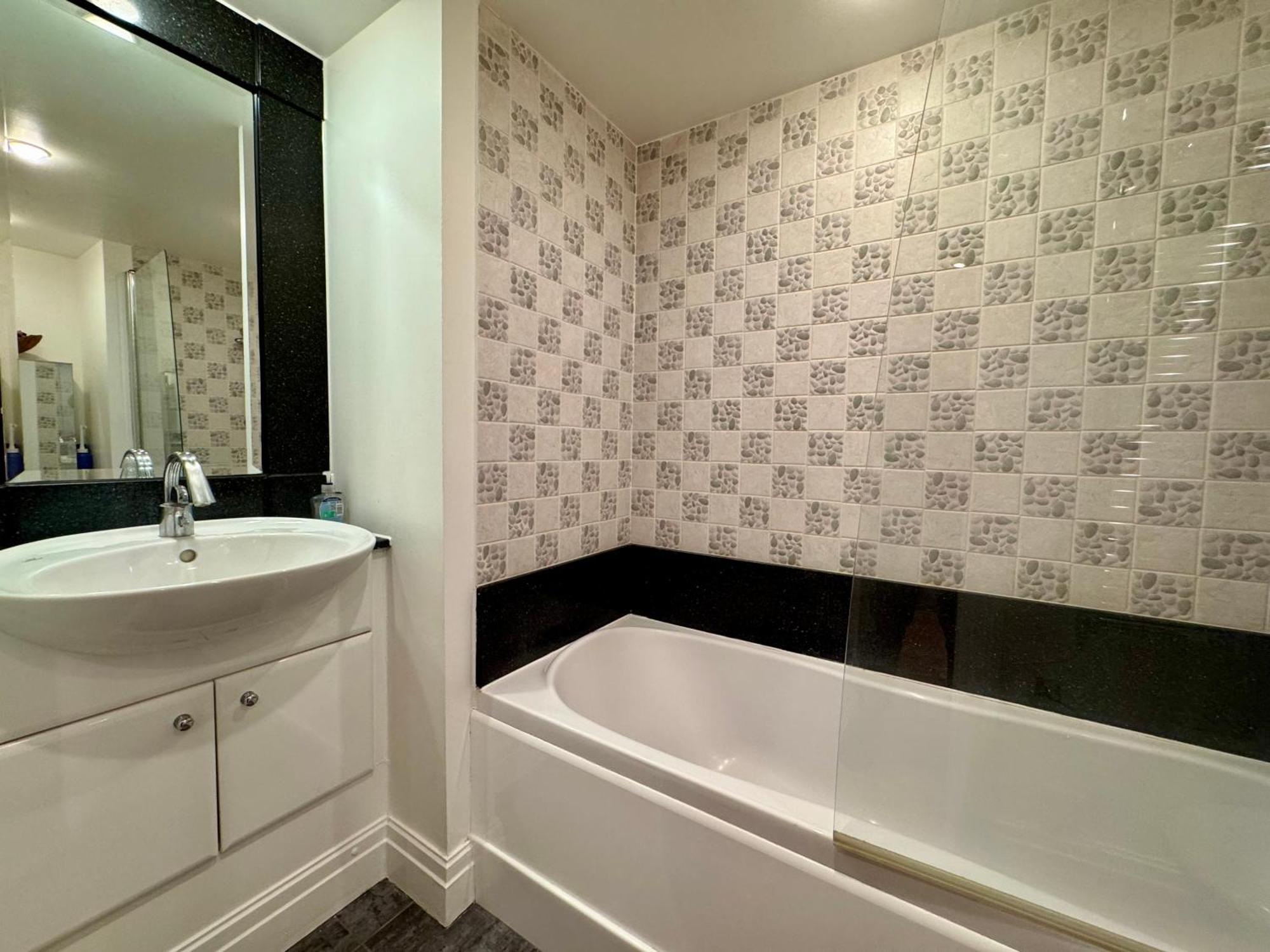 Paddington Lake Side 2bed 2bath *
