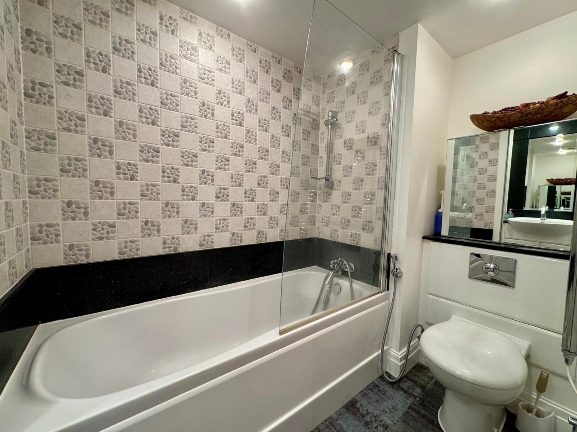 Paddington Lake Side 2bed 2bath