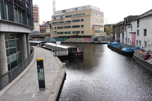 Paddington Lake Side 2bed 2bath *