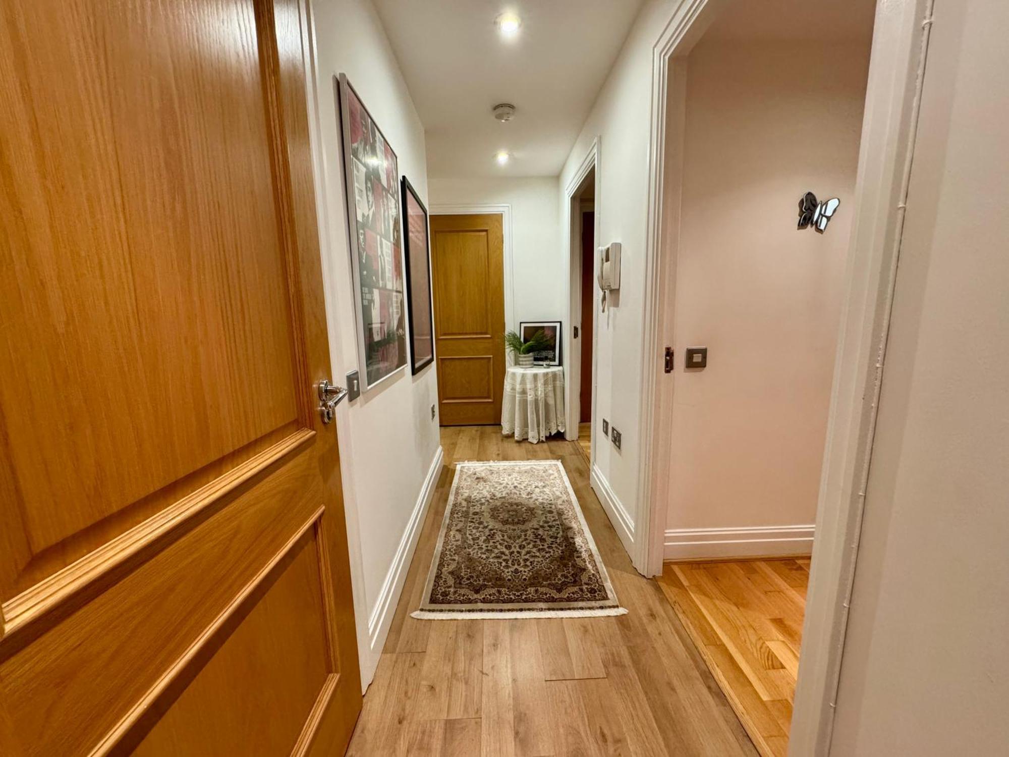 Paddington Lake Side 2bed 2bath Apartment
