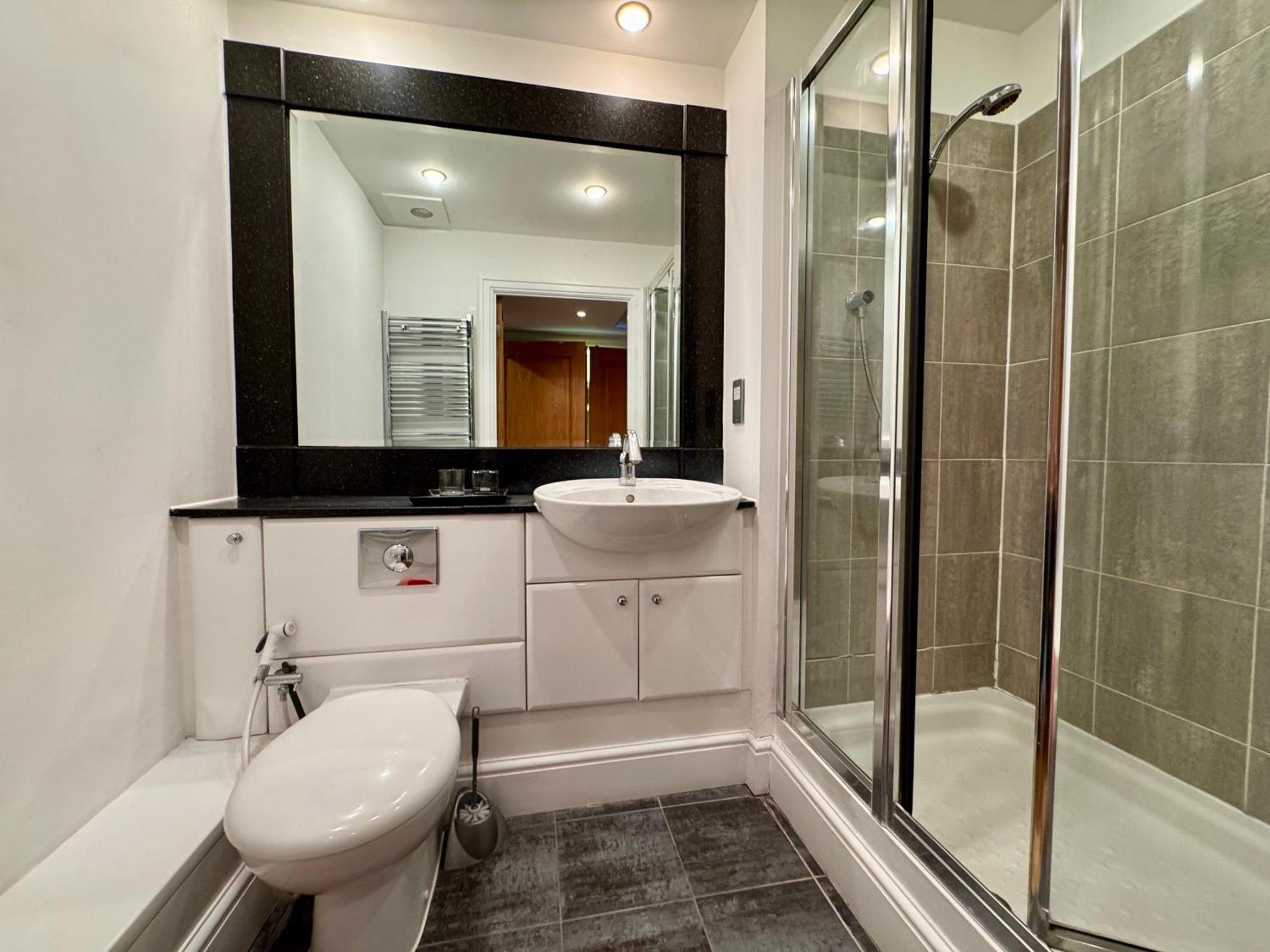 Paddington Lake Side 2bed 2bath London